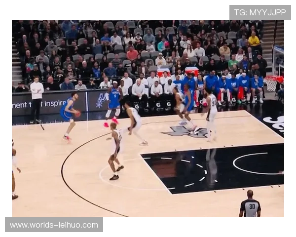 全明星新秀挑战赛现场,文班亚马与霍姆格伦互动瞬间