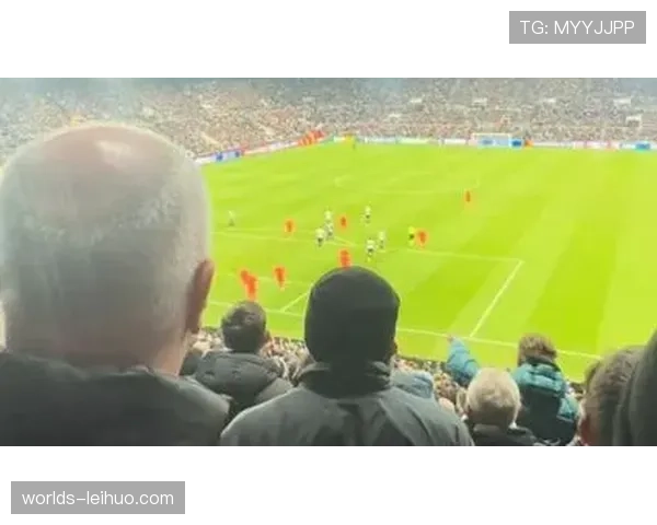 特写镜头:诺坎普球场,巴萨小将亚马尔突破制造点球瞬间的球迷反应 特写镜头:诺坎普球场,巴萨小将亚马尔突破制造点球瞬间的球迷反应