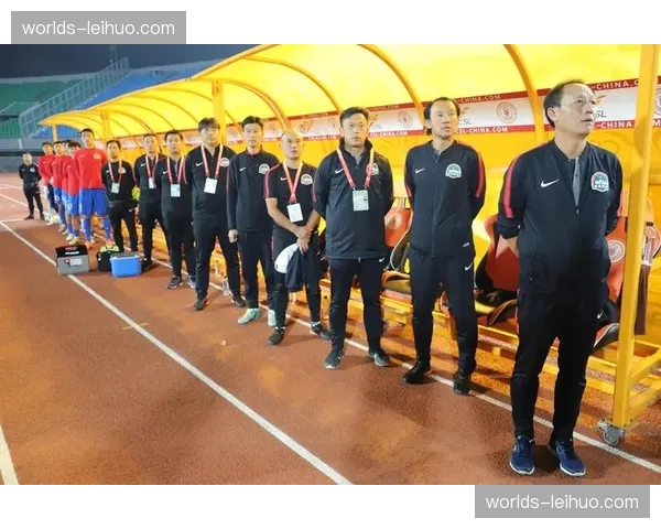 河南队赛前封闭训练,重点打磨由守转攻环节,提升低位防守反击效率 河南队赛前封闭训练,重点打磨由守转攻环节,提升低位防守反击效率